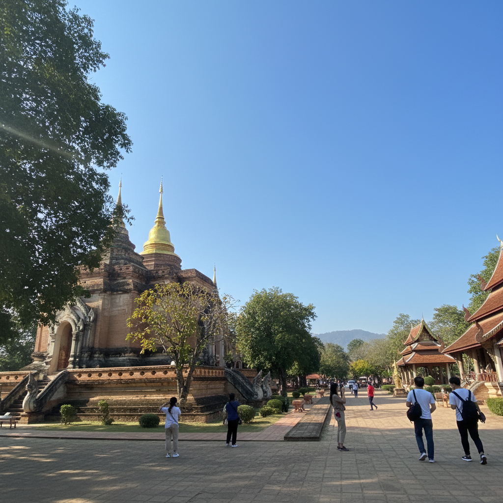 치앙마이의 고즈넉한 사원과 푸른 하늘이 어우러진 전경