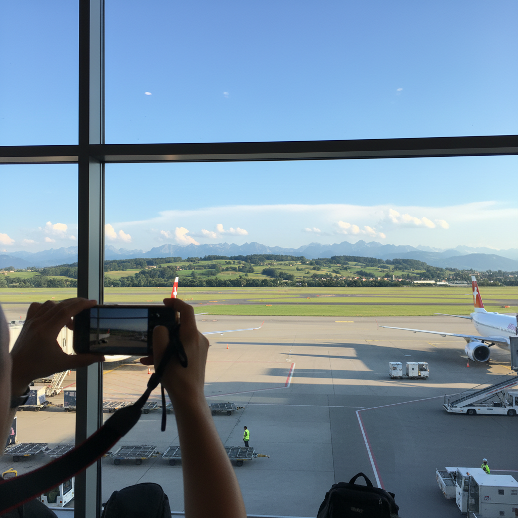 취리히 공항에서 바라본 환한 스위스 여름 하늘. 여행의 시작이라는 느낌이 온몸에 퍼졌던 순간