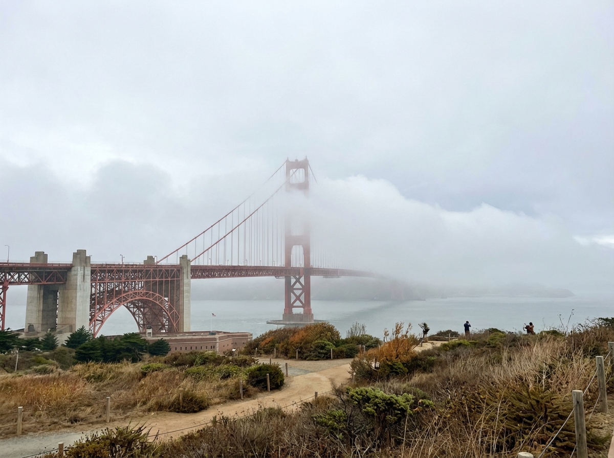 안개에 싸인 금문교의 아름다운 풍경