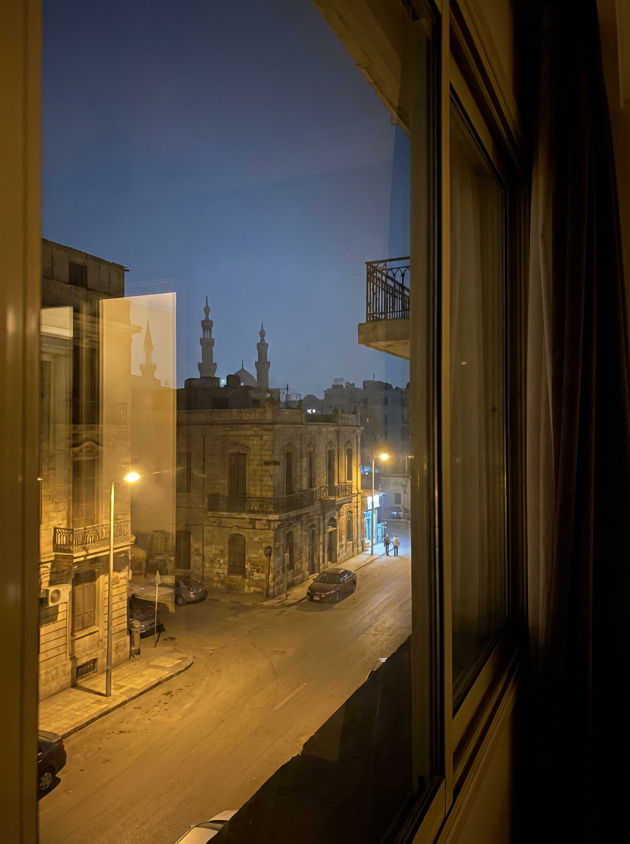 카이로 도심의 야경 창밖 뷰