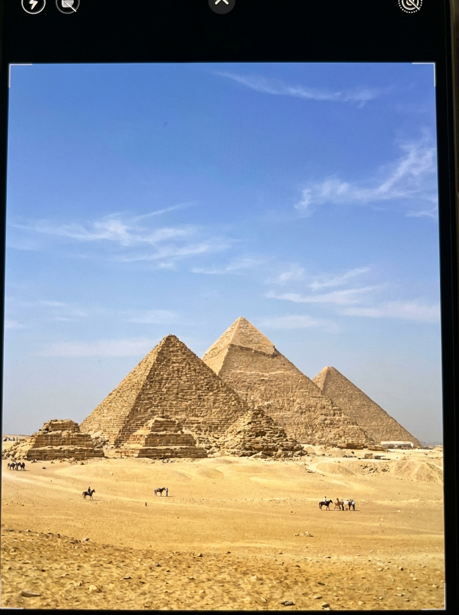 웅장한 기자 피라미드와 스핑크스 전경